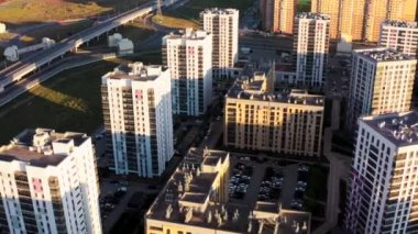 İkametgah alanları olan şehir manzarası. Stok görüntüleri. Peyzajı olan modern yerleşim alanları. Yazın modern şehirde bir sürü konut binası var..