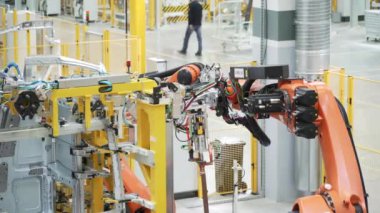 Moskova - Rusya, 05.05.2022: modern fabrikada çalışan robotik kol. Sahne. Makine ve endüstriyel geçmişi olan bir atölyenin içine bak
