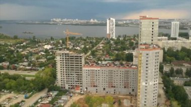 İnsansız hava aracının manzarası. Şehir manzarası güzel. Yakınlarda büyük bir göl ve yüksek evler var. Yüksek kalite 4k görüntü