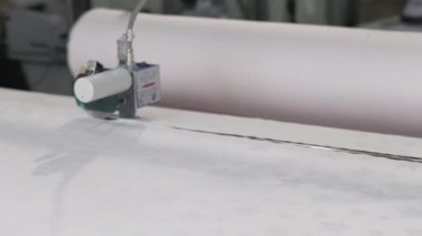 Yüksek hassasiyetli kumaş kesme makinesi tekstil imalatı sırasında iş başında, verimliliği artırıyor..
