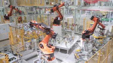 Moskova - Rusya, 05.05.2022: modern fabrikada çalışan robotik silahlar. Sahne. Makine, endüstriyel arkaplan ve zaman ayarlı bir atölyenin içine bak