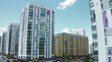 Modern binaların bulunduğu güzel yerleşim alanının en üst manzarası. Stok görüntüleri. Güneşli yaz gününde güzel bir yerleşim yeri. Şehrin iyi korunan bölgesinde modern konut binaları.