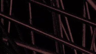 Üç boyutlu çizgiler siyah arkaplanda uzayda hareket eder. Hareket. Hareket eden üç boyutlu çizgilerin gürültüsüyle geçmişe dönük görüntü. Borular veya kirişler bilgisayar alanında düzensizce hareket eder.