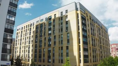 Tipik lüks bir apartmanın güneşli bir gündüz binası. Stok görüntüleri. Güzel binaları olan bir yaz şehri manzarası.