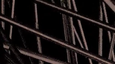 Siyah zemin üzerinde yavaşça hareket eden üç boyutlu ekran efekti, kusursuz döngü. Hareket. Koyu ekran üzerinde arıza efekti