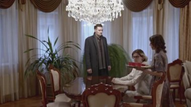 Zengin evindeki haydutlar. Hisse. Korkak karısı olan zengin kurbanların evinde haydutlar var. Haydutlar insanlarla masaya oturur.. 