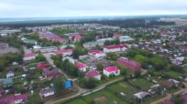 İHA 'nın görüntüsü. Yüksekten bakınca yazlıkları, çevrende yeşil ağaçları ve nehir üzerinde yayılan büyük bir köprüyü görebileceğiniz büyük bir şehir.