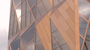 Rusya, Yekaterinburg, Dronag.Tock görüntüsü. Şehir merkezinde güzel turuncu şeffaf ofis. Yüksek kalite 4k görüntü