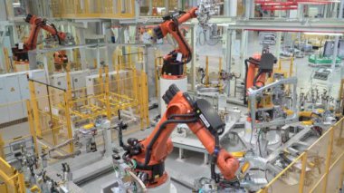 Rusya, Moskova - 7 Mayıs 2022. Çalışan ve hareket eden büyük robotlar sergisi. Yüksek kalite 4k görüntü