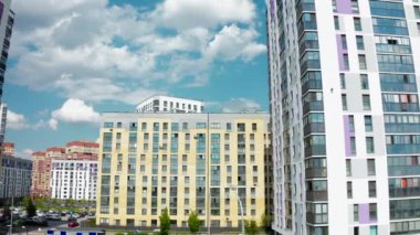 Tipik lüks bir apartmanın güneşli bir gündüz binası. Stok görüntüleri. Güzel binaları olan bir yaz şehri manzarası.