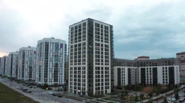 Akademik bölge, Yekaterinburg şehri. Yekaterinburg 'un yeni binaları, otoparkları, parkları ve arabalı yolları olan büyük yeni bir ilçesi. Yüksek kalite 4k görüntü