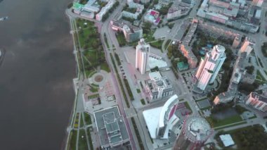 Nehir manzarası ve farklı şehir binaları. Stok görüntüleri. Gökdelenleri ve konut binaları olan yaz şehirleri