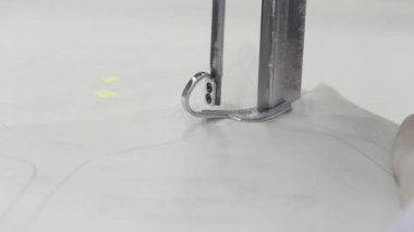 Tekstil endüstrisi görselleri için mükemmel bir kumaş kesme makinesini iş başında gösteren detaylı yakın çekim görüntüleri.