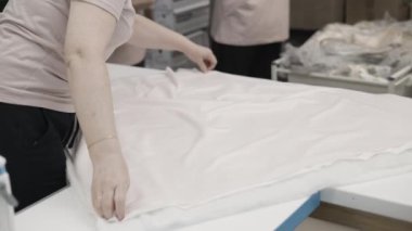 Profesyonel bir terzi atölyesinde dikiş makinesinde dikiş dikme ve vitrin işleri yapılıyor..