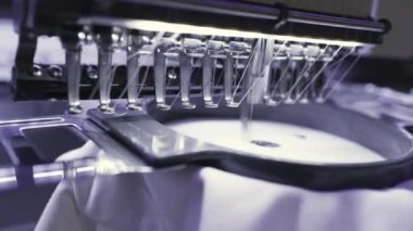 Nakış makinesi yüksek çözünürlüklü ince işçilikli karmaşık kumaş tasarımları yapar.