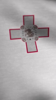Malta bayrağı hareketli animasyon. Medya. Bayrağın üzerinde Aziz George 'un Haçı. Dikey video