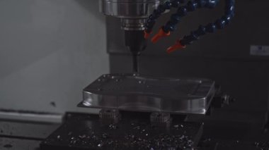 Endüstriyel makinede otomatik matkap. Medya. Metalde delik açmak için matkabı olan robot makine. Matkabı dönen ve metal plakaları delip geçen makine. 