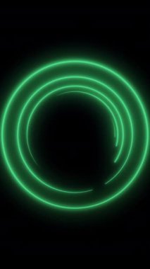 Daireler genişliyor ve tünel etkisi yaratıyor. Medya. Siyah arka planda yeşil neon lazer çemberleri. Dikey video
