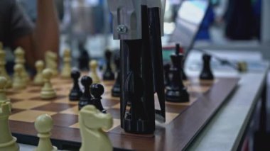 İnsan robotla satranç oynuyor. Medya. İnsanlar sergide robotlara karşı satranç oynuyor. Yapay zeka teknolojileri insanlara karşı.. 