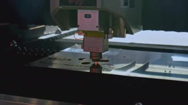 Robot makine metalin üzerine desenler oyar. Medya. Metal iplikli endüstriyel makinede yapay zeka. Endüstriyel makinenin metal levhalarına oyma. 