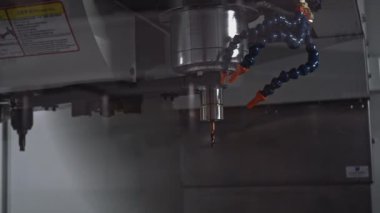 Metal için otomatik döner matkap. Medya. Matkapla çalışan makine üretim aşamasında. Matkapla metali kesen robot makine. 