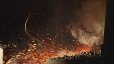 Metalürjik bitki temizliği. Stok görüntüleri. Erimiş metallerin ekilmesi için temizleme yolları için özel ekipman. Fabrikada erimiş metal akıntılarının temizlenmesi. 