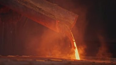 Fabrikada sıcak metal akıntıları var. Stok görüntüleri. Güzel erimiş metal kalıplara dökülür. Metalurji fabrikasında metal akışı. 