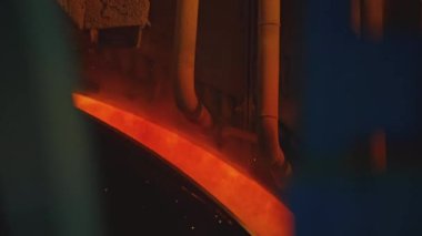 Fabrikadaki metalleri eriten fırından çıkan duman. Stok görüntüleri. Fabrikadaki metalleri eritmek için fırın. Metalleri ısıtmak için fırını olan bir metal fabrikası.. 