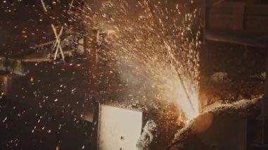 Fabrikada kızgın metal damlaları var. Stok görüntüleri. Fabrikada sıcak metal damlaları var. Metalurji fabrikasında erimiş metal patlaması.