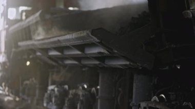 Endüstriyel santralde sıcak maden vagonu. Stok görüntüleri. Fabrikadaki sanayi vagonunda sıcak maden buharı fabrikada endüstriyel tren vagonunda çıkarılmış sıcak maden cevheri. Sinema endüstrisi