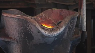 Bir fıçı kızgın metal. Stok görüntüleri. Erimiş sıvı metalin varili. Metalurji fabrikasında metal alaşımları için varil. 