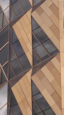 Central City bölgesindeki sıra dışı bir iş merkezinin yakınlarında uçuş. Stok görüntüleri. Bronz renkli gökdelen ve şehir manzarası