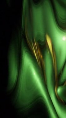 Geleceği yansıtan holografik kumaş dalgalarını hareket ettiriyor. Tasarım. İnce ipek dokuda ışık parlıyor.