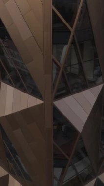 En şık ofis binası manzarası. Stok görüntüleri. Şehrin arka planındaki ofis binasının güzel yüksek pencereleri. Modern şehirdeki ofis binasının dışı..