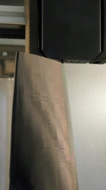 Gelişmiş ekipman. Medya. Fabrikada metal kesimi için yeni ekipmanlar. Yüksek kalite 4k görüntü