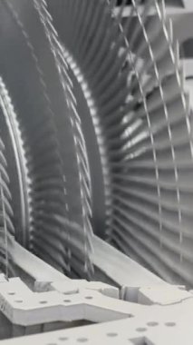 Endüstriyel fabrikadaki soyut metal dönme mekanizması. Medya. Büyük bir makinenin detayları döndürülüyor