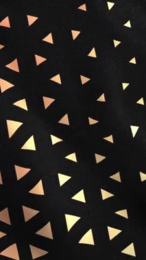 Animasyon 3 boyutlu, turuncu ve siyah çizgili kumaş dokusu ve üçgenler, kusursuz döngü. Hareket. Düz ipek kumaş yüzeyi, dalgalanmalar ve kıvrımlar.