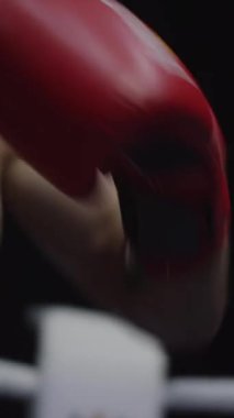 Siyah arka planda kaslı adam boks yapıyor. Genç erkek boksör gölge boksu yapıyor..