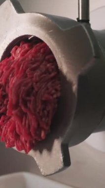 Yemek pişirme kavramı. Şarjör. Metal bir et öğütücüsü belli bir miktarda eti yakından ovalıyor.