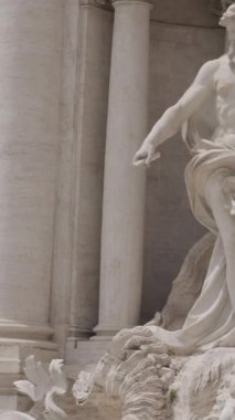 İtalya, Roma - 30 Ağustos 2022: İtalya 'nın ünlü heykelleri. Başla. İtalya 'nın meydanlarındaki güzel anıtlar. Antik tarih şehrinin sokaklarında kültürel gösteriler ve heykeller. Trevi Çeşmesi