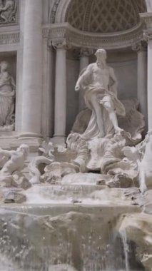 İtalya, Roma - 14 Temmuz 2022: Heykellerle dolu güzel bir mimari çeşme. Başla. Çeşme ve heykellerle antik binanın görkemli cephesi. Trevi çeşmesi heykel ve