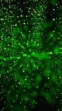 Yeşil koyu arkaplan. Tasarım. Canlandırmadaki parlak yeşil parçacıklar farklı yönlere uçar. Yüksek kalite 4k görüntü