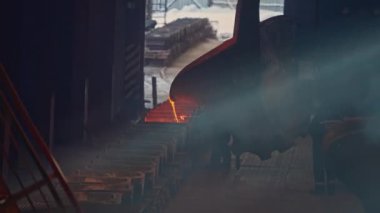 Fabrikada güzel ışık huzmeleri. Stok görüntüleri. Parlak güneş ışığı tozlu fabrikayı delip geçiyor. Metalürji odasında güneş ışınlarında parlayan toz.. 