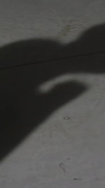 Gölge eğitim ve boks mans. Gölgesi duvara boks boxer erkek.