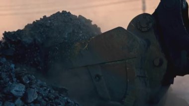 Kazıcının minerali kazarken yakın plan görüntüsü. Stok görüntüleri. Sanayi madenciliğinin sinematik videosu. Kazıcı taş ocağından maden cevheri topluyor..