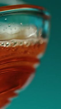 Bardakta güzel bir içki. Borsa klipsi. Ayrı bir arka planda, bardakta alkollü içki. İçki ile bar videosu.