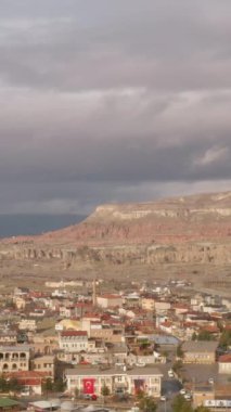 Türkiye 'deki antik bölge Kapadokya' nın havadan görüşü. Başla. Bulutlu arka planda güzel bir şehir, turizm ve seyahat kavramı