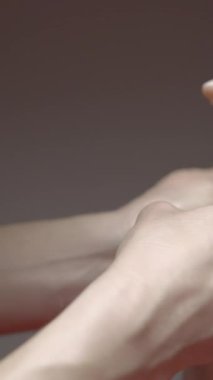 Kaplıca salonundaki el masajını kapat. Başla. Güzellik salonunda el bakımı, spa rahatlatma prosedürü.