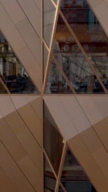 En şık ofis binası manzarası. Stok görüntüleri. Şehrin arka planındaki ofis binasının güzel yüksek pencereleri. Modern şehirdeki ofis binasının dışı..