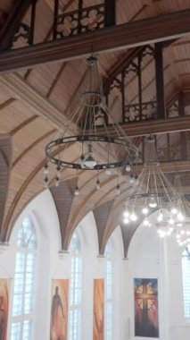 Beyaz duvarları ve ahşap tavanı olan güzel bir kilise. Başla. Din ve inanç kavramı